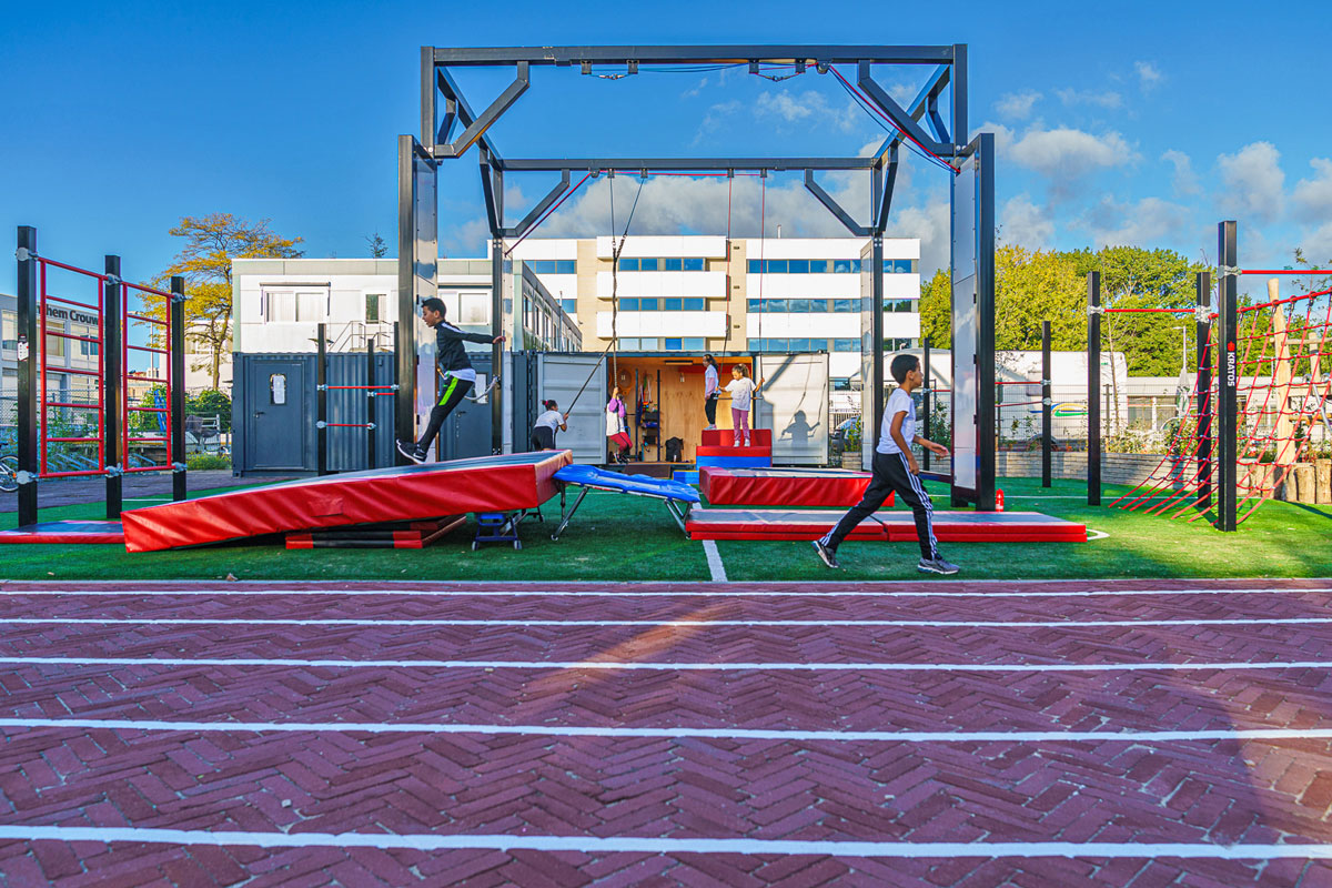 Nijha buiten gymzaal 06
