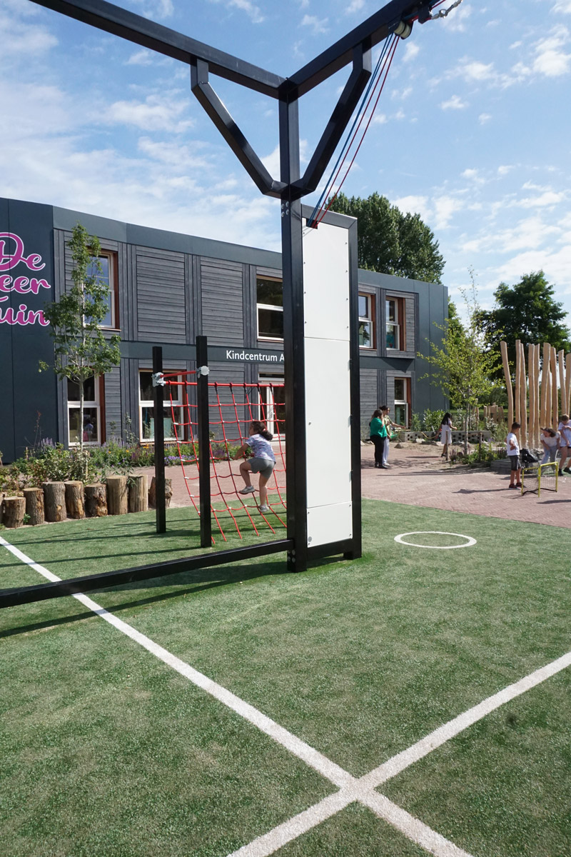 Nijha buiten gymzaal amsterdam